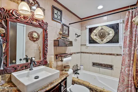Bath - 154 York Dr, Jackson, MS 39209 photo 3 of 3