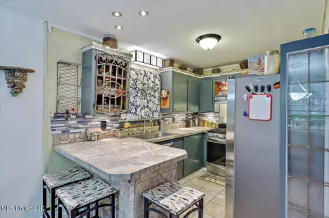 Kitchen - 154 York Dr, Jackson, MS 39209 photo 1 of 6