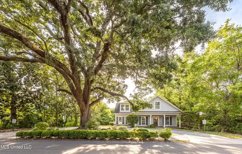 614 Magnolia Ave, Ocean Springs, MS 39564