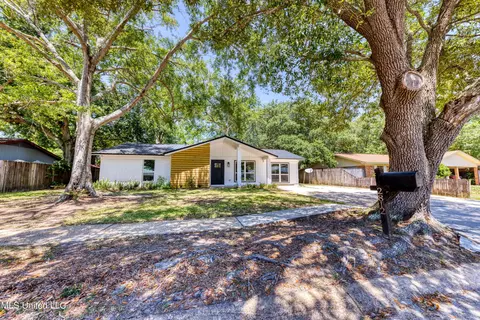2812 Lawnwood Dr, Ocean Springs, MS 39564