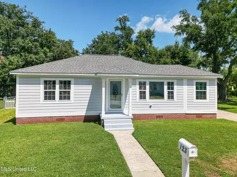 123 Oak Gardens Ave, Long Beach, MS 39560