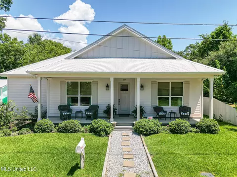 319 Saint George St, Bay Saint Louis, MS 39520