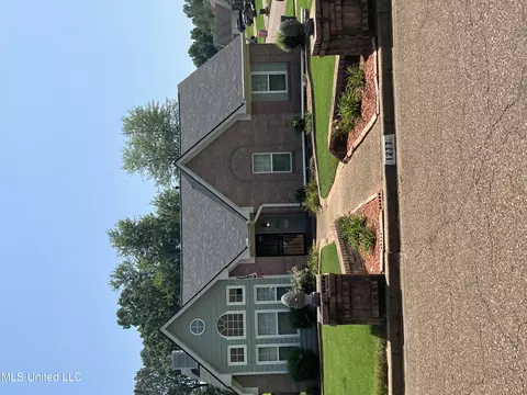 1277 N Five Oaks Dr, Southaven, MS 38671