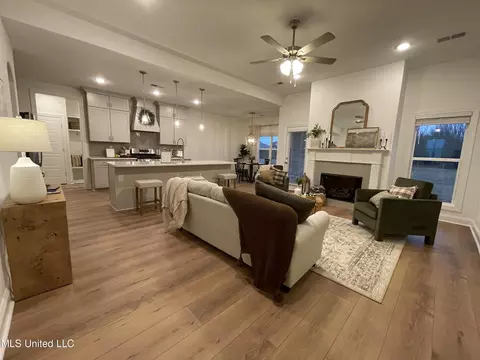 Living - 5290 Douglas Dr, Olive Branch, MS 38654 photo 2 of 2