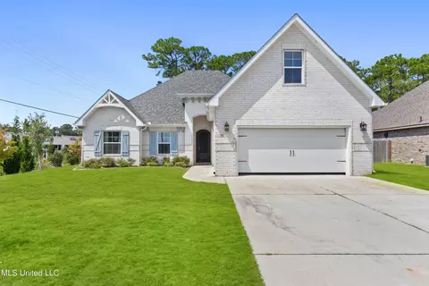 101 Spanish Cove Dr, Ocean Springs, MS 39564