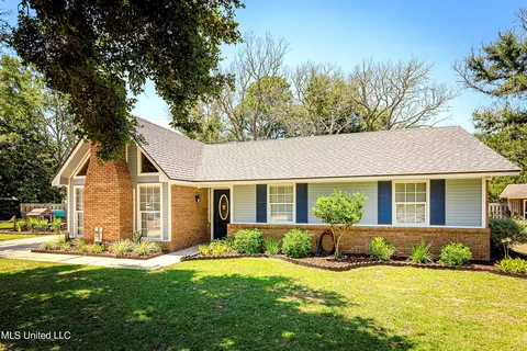 1705 Aspen Ln, Ocean Springs, MS 39564