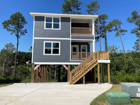765 Baybreeze Dr, Biloxi, MS 39532