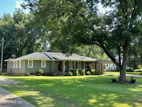 330 E North St, Canton, MS 39046