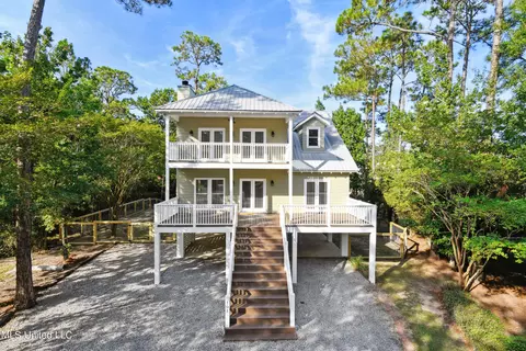101 Ridgewood Dr, Pass Christian, MS 39571