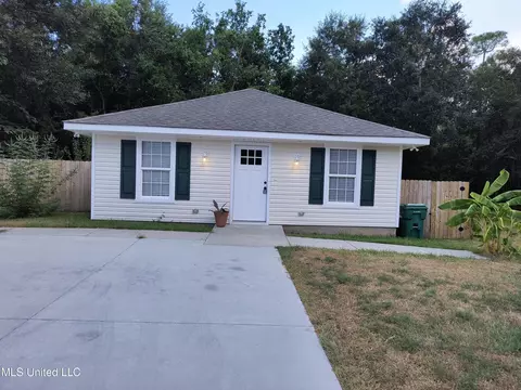 418 Thomas St, Bay Saint Louis, MS 39520
