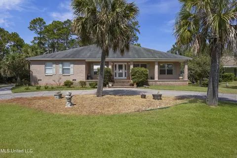 559 Royal Oak Dr, Pass Christian, MS 39571