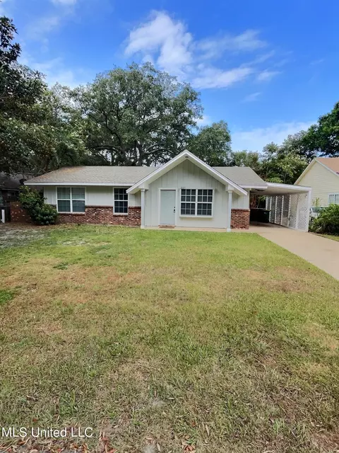 1537 S 10th St, Ocean Springs, MS 39564