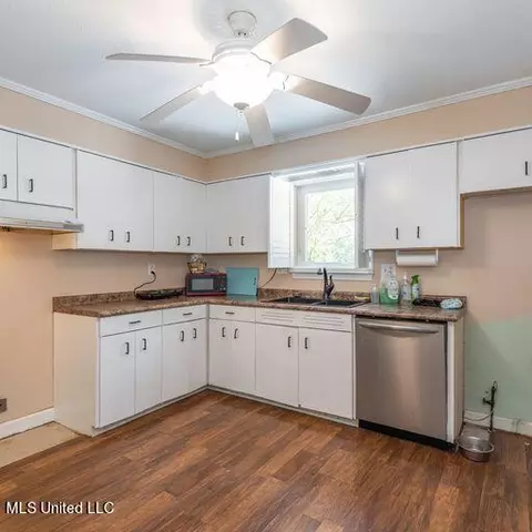 Kitchen - 1595 Malone Rd, Nesbit, MS 38651 photo 3 of 7