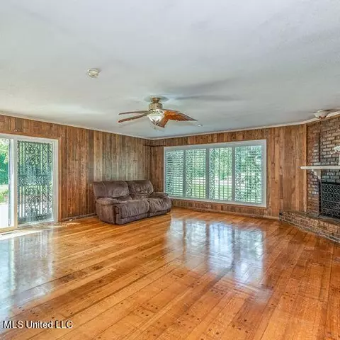 Living - 1595 Malone Rd, Nesbit, MS 38651 photo 2 of 2
