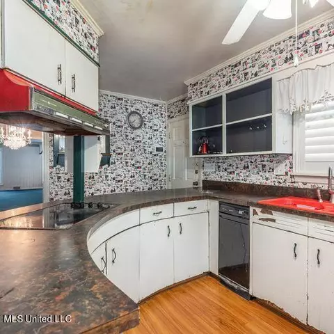 Kitchen - 1595 Malone Rd, Nesbit, MS 38651 photo 6 of 7