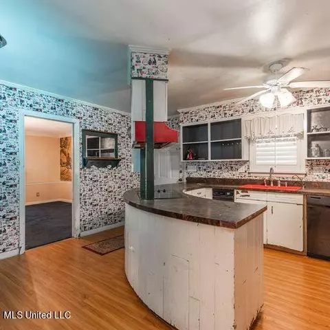 Kitchen - 1595 Malone Rd, Nesbit, MS 38651 photo 4 of 7