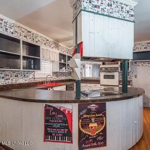 Kitchen - 1595 Malone Rd, Nesbit, MS 38651 photo 7 of 7