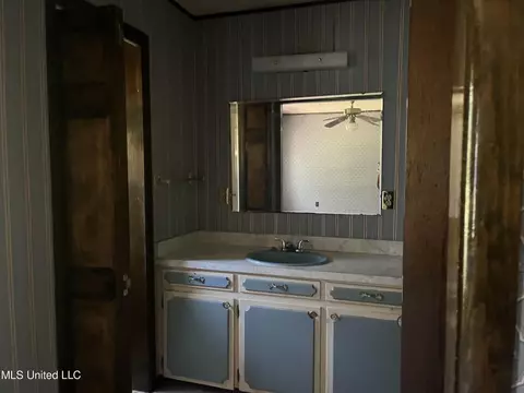 Bath - 4025 Hillview Dr, Moss Point, MS 39563 photo 3 of 4