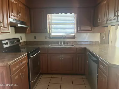 Kitchen - 4025 Hillview Dr, Moss Point, MS 39563 photo 1 of 1