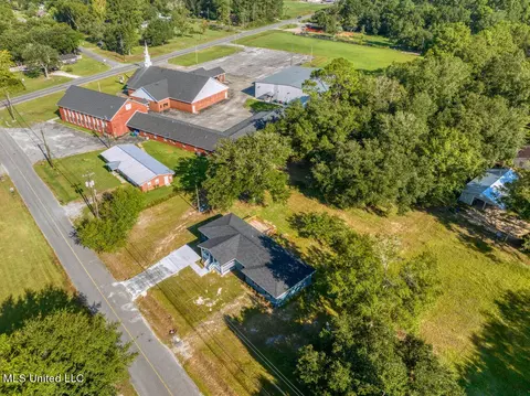 3805 Coventry Dr, Moss Point, MS 39562 photo 2