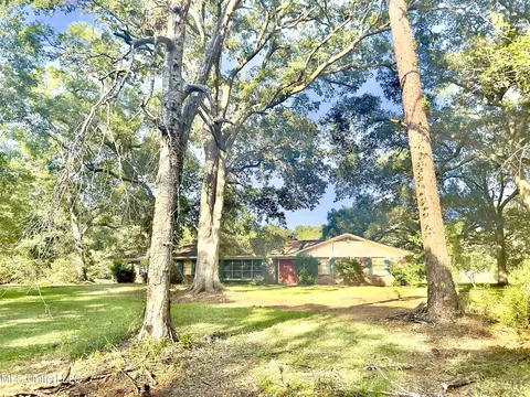 5121 Oakwood Ln, Ocean Springs, MS 39564