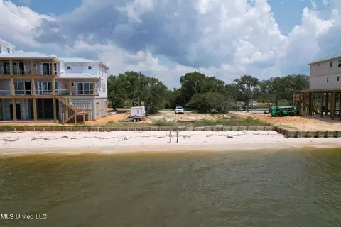 8201 Belle Fontaine Dr, Ocean Springs, MS 39564