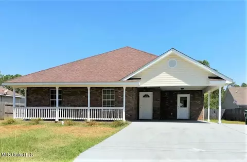 222 Dogwood St, Waveland, MS 39576