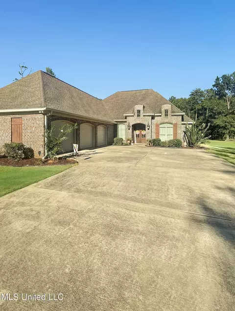 135 Woodhaven Dr, Forest, MS 39074
