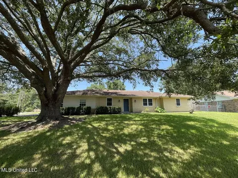 1211 Ridgewood Ln, Picayune, MS 39466