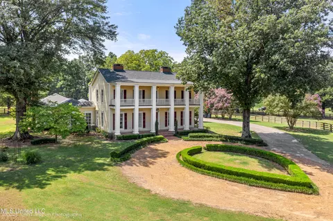 8515 Cedar Crest Ln, Olive Branch, MS 38654