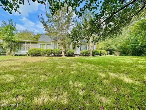 55 Lake Como Rd, Laurel, MS 39443