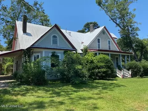 209 Lewis St, Edwards, MS 39066