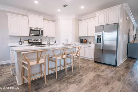 Kitchen - 95501 W Diamondhead Dr, Diamondhead, MS 39525 photo 2 of 4