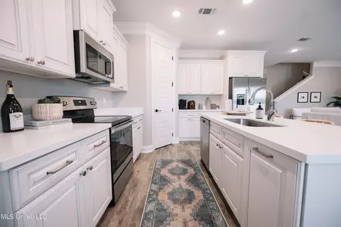 Kitchen - 95501 W Diamondhead Dr, Diamondhead, MS 39525 photo 1 of 4