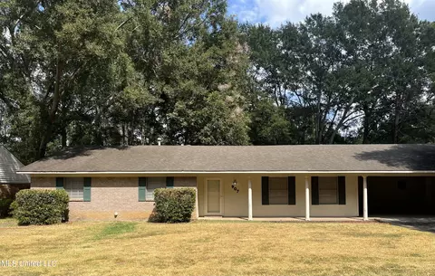907 Live Oak Dr, Clinton, MS 39056
