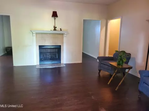 Living - 305 Wesson St, Como, MS 38619 photo 3 of 4