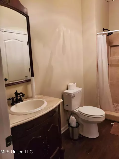 Bath - 305 Wesson St, Como, MS 38619 photo 2 of 2
