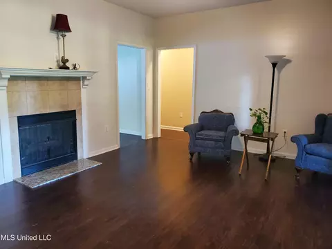 Living - 305 Wesson St, Como, MS 38619 photo 2 of 4