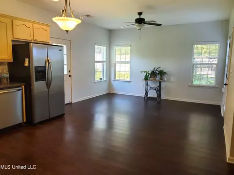Living - 305 Wesson St, Como, MS 38619 photo 4 of 4