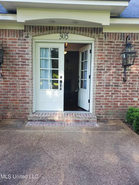 Entry Way - 305 Wesson St, Como, MS 38619 photo 1 of 1
