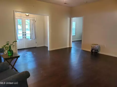 Living - 305 Wesson St, Como, MS 38619 photo 1 of 4