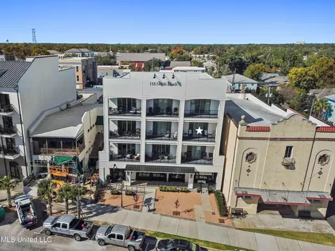 118 N Beach Blvd #301, Bay Saint Louis, MS 39520