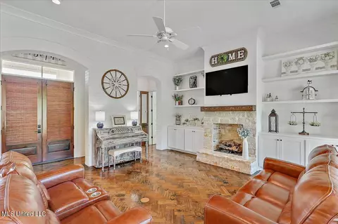 Living - 115 Crossview Pl, Brandon, MS 39047 photo 2 of 4