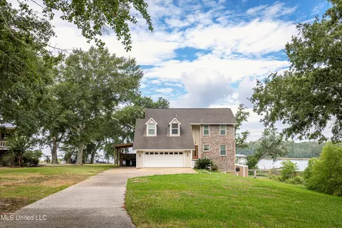 3000 Magnolia Ln, Ocean Springs, MS 39564