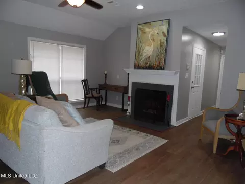 Living - 2313 Hickory Dr, Jackson, MS 39204 photo 1 of 2