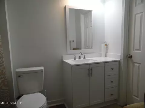 Bath - 2313 Hickory Dr, Jackson, MS 39204 photo 2 of 2