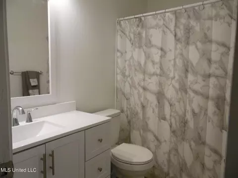 Bath - 2313 Hickory Dr, Jackson, MS 39204 photo 1 of 2