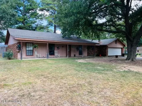 137 Village Villa Cir, Florence, MS 39073