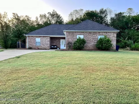 102 Oakgrove Dr, Flora, MS 39071