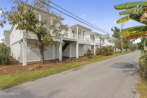 215 E Second St #38B, Pass Christian, MS 39571